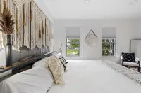 2 Bd/2 Bth with  ·King bed ·2 floors · Private Parking · Downtown Rockport