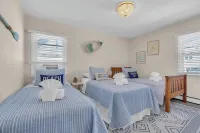 10Minutes walk to beach with Linens + Towels & Game Room