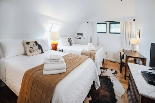 Charming 9br / 8.5 bath, Sleeps 19, WiFi, Fitness Room w/ Beautiful Views!