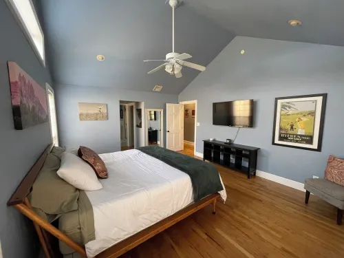 Spacious Midtown 4 bedroom, 3 bath house with private yard. Close to Expo Center