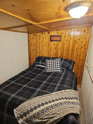 Quaint cottage on 5 wooded acres