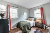Cozy home centrally located to historical old-town leesburg w/ HotTub & Firepit!