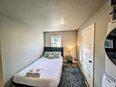 New Modern 1BR, Downtown Custer – Perfect Base for Black Hills Các khách sạn gần Custer County 1881 Court House Museum
