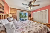 Tahoe Aloha Cabin: TWO Kitchens & Living Rooms, Game Rm, Hot tub, Fitness  Equip