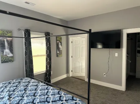 Stunning, Modern 2 Bedroom Retreat with King Bed