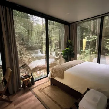 “Glass House1 - Modern Mirror Home w/ Hot-tub