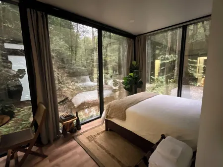 “Glass House1 - Modern Mirror Home w/ Hot-tub