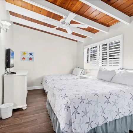 Gulfside No Roads to Cross 1-bedroom condo with AC, WiFi On Siesta Key Beach..