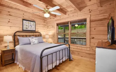 Hot Tub/FirePit/Grill/Arcade/75"/PorchSwing 7Min to Ellijay 21Min to BlueRidge Hotels near Parks Place Convenience Store