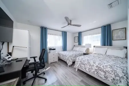 Villa in Fort Lauderdale Waterfront Heated Salt Pool Tiki Free EV charging Kayak