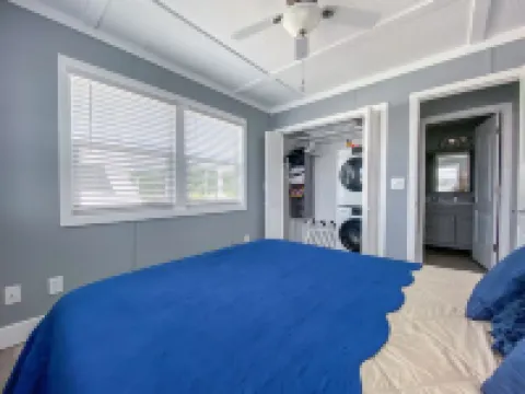 Peaceful! Inviting! Clean! Perfect! Heavenly floating getaway! Dock your boat!!