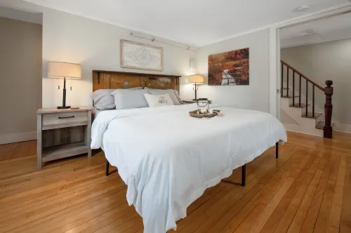Couples 2 Bedroom Retreat - Hot Tub- Air Hockey -Close to ShelburneFalls