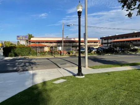 Bel Air Motor Hotel Отели в г. Тастин