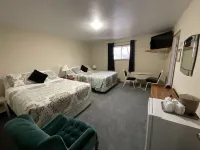 Newcastle Country Inn Hotels in Drumheller