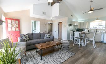 Texas Charm Cottage - 1 Block from the Lake & Hill Country Views