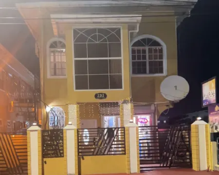 Odyssey Suites فنادق في جورج تاون