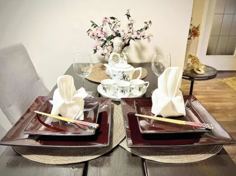 Stylish Downtown Condo Near Rogers Place l Parking, Gym, Balcony & Kitchen