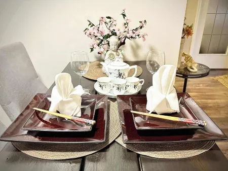 Stylish Downtown Condo Near Rogers Place l Parking, Gym, Balcony & Kitchen Отели рядом с достопримечательностью «Art Gallery of Alberta»