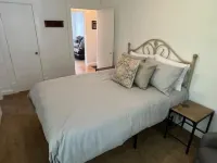 Bright and spacious Drake apt. Hotels in 