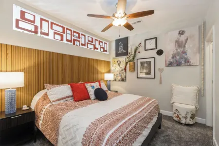 Newly Remodeled BOHO Condo - 1 Block to Mass Street! Отели в г. Дуглас