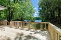 Lakeside Serenity! 3BR/2B Lake Front Retreat with Stunning Views