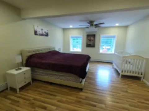 Cozy 4bd with the gym, sauna, hot tube seasonal pool