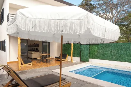 Brand new luxury 3-bedroom 3-bathroom home features  Pool, AC, WIFI, near beach Отели в г. Сардиналь