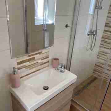 Apartment with TV, free WIFI and free parking Rooms