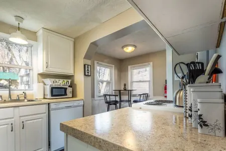 Lansing home: Between MSU and Old Town Отели рядом с достопримечательностью «Christ Temple Church of Lansing»