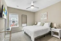 Sophisticated 3BD/2BA Retreat: Pool, Gym, Laundry