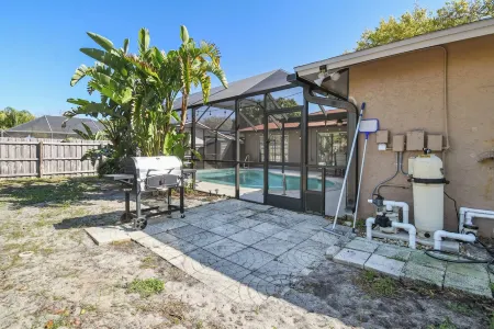 Heated pool. 3-bedroom house in Palm Harbor