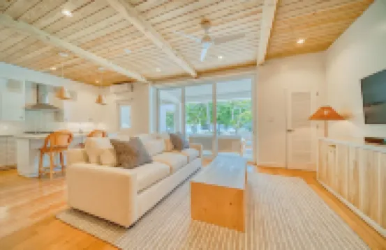 Modern Island Living – 2-Bed, 2-Bath Beachfront Condo at Watercolors Roatán E4