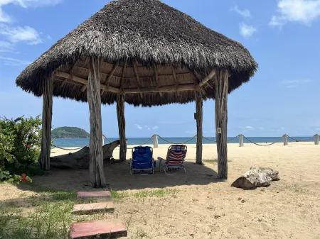 One bedroom oceanfront guesthouse. Отели в г. Компостела