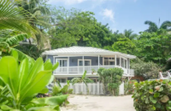 2 Bedroom 2 Bathroom in West Bay Village Roatan on the Beach
