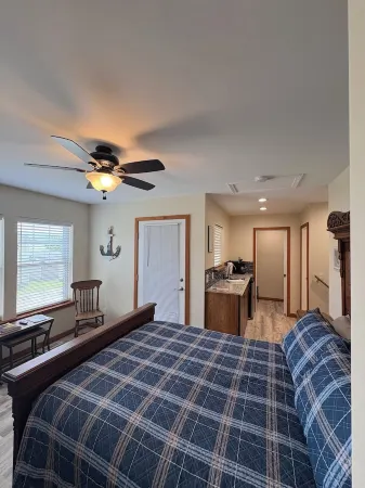 Cozy, romantic getaway on a quiet Finger Lake