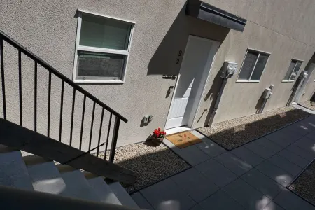 1 King bed + SofaQueen, Entire suite, By the Beach, Casino, Arena, kids parks. Отели в г. Оканаган-Симилкамин