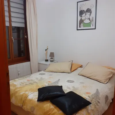 Apartment with parking in the medieval city, 100 m from the quay, shops.