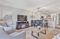 Luxury Condo - Newly Renovated and New Furniture - Outdoor Pool - Mountain Views