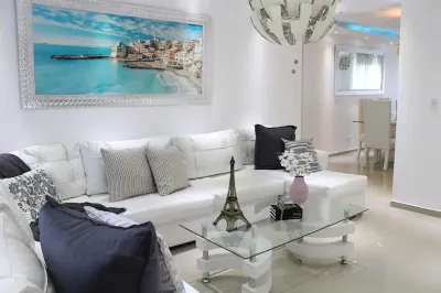 Deluxe 3BD gated Apt near Colegio Iberia with pool Hotel di 