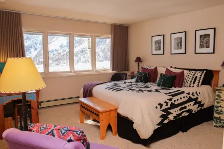 Killer Views   -&-   Highest Reviews   -&-   Great Value  -&-  6 Min to Ski hill Отели рядом с достопримечательностью «Snowmass Sports»