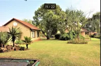 Comfortable and spacious holiday home with beautiful garden Hotels in Eldoraigne