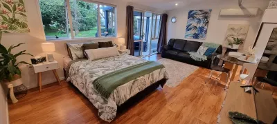 Country Bliss couples oasis, outdoor chiminea in private garden, & sunset deck.