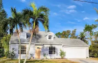 Secluded Backyard w/ Pool & HotTub. Sleeps up to 10. Centrally located. 3bed2b