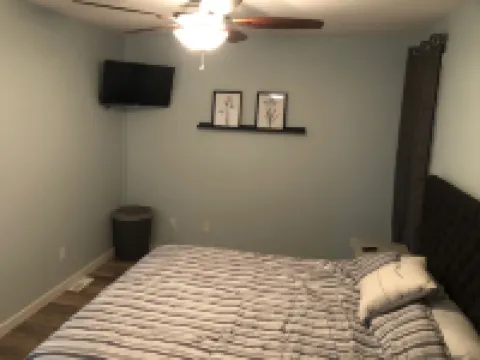 Cheerful, cozy 4 bedroom house w/ hot tub and firepit area