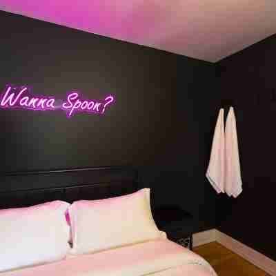 Funky House - Private Hot Tub - Walking Distance to Downtown Rooms