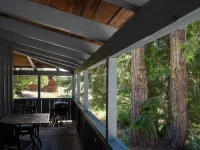 China Alley Cabin B: Cute & Cozy Cottage w/ Deck プラマスのホテル