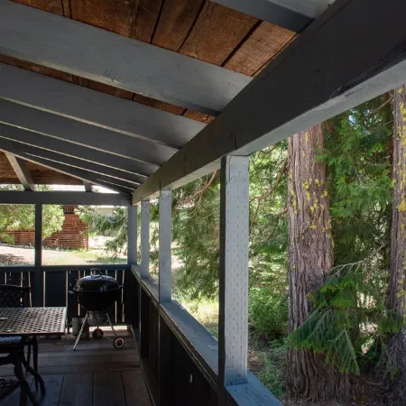 China Alley Cabin B: Cute & Cozy Cottage w/ Deck Отели в г. Пламас Каунти
