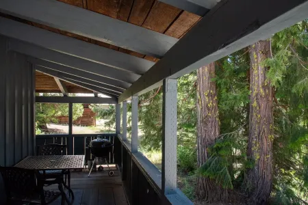 China Alley Cabin B: Cute & Cozy Cottage w/ Deck