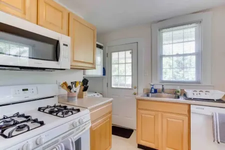 Peaceful Spacious 1BR w Sunroom! - mins to metro Отели в г. Александрия