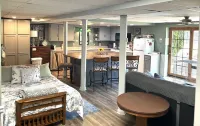Private Lower Apt & Short Term Stay-Dog Friendly!!